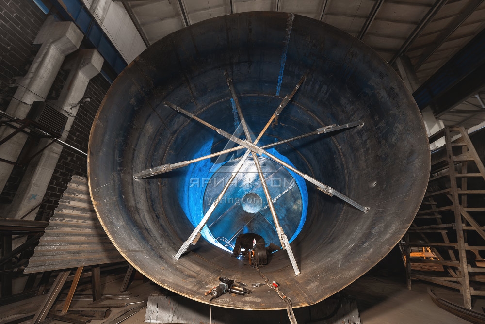 цех производства емкостей и резервуаров. изготовление емкостей технология. изготовление емкостей технология. стенд рулонирования металлических полотнищ резервуаров. сварка резервуаров.